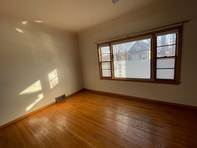 LR/BR 2 - 1628 California St NE