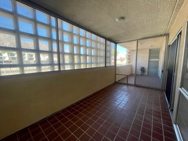 Building Photo - AVAILABLE NOW !! 2 Bedroom 2 Bathroom Cond...
