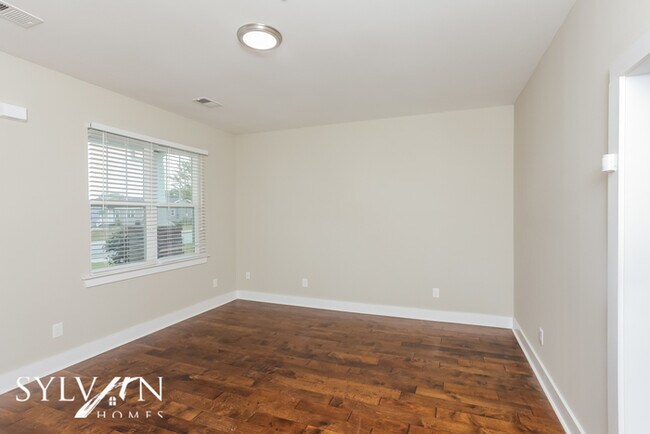 Building Photo - This delightful 3BR 2.5BA is a gem