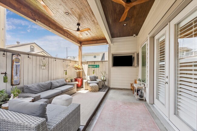 Building Photo - 4415 Marina St