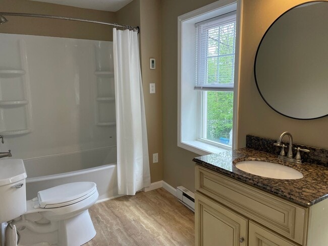 Building Photo - Newly Updated 4 Bedroom 1 Bathroom Townhom...
