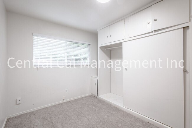 Building Photo - 2000-2004 Bank St