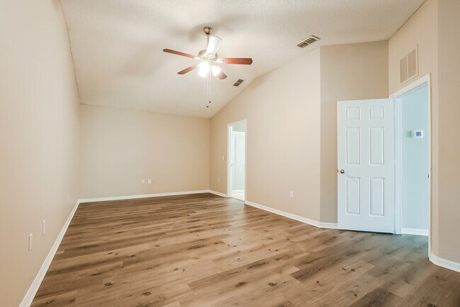 Building Photo - 25223 Ironwedge Dr