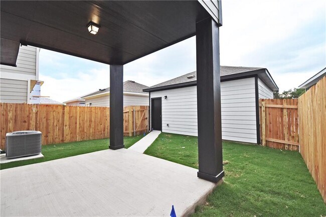 Building Photo - 1724 Fountain Bridge Dr