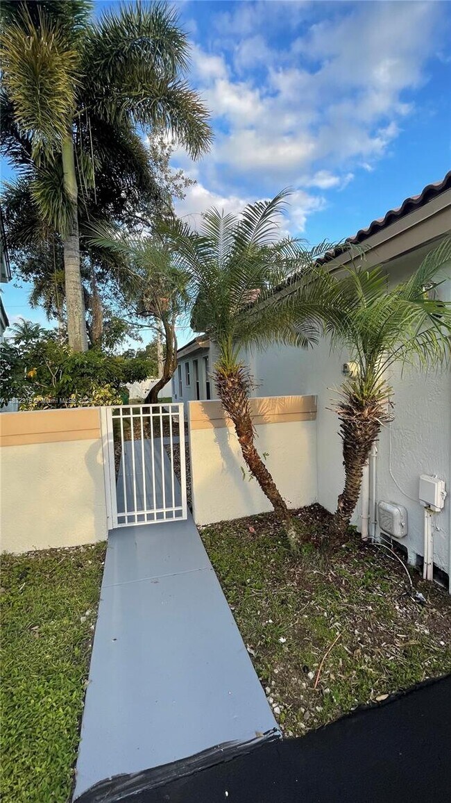 Building Photo - 6952 SW 148 Ln