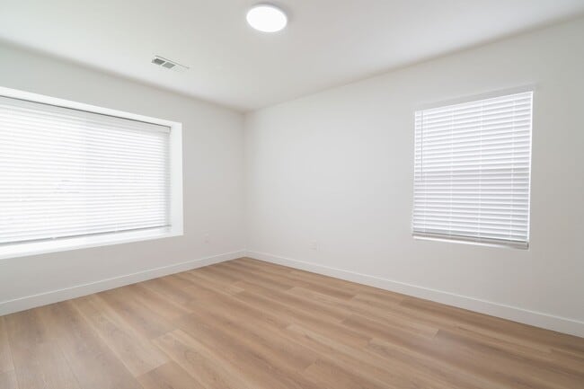 Building Photo - Charming 3 Bedrooms 2 Bathrooms Home $4,00...