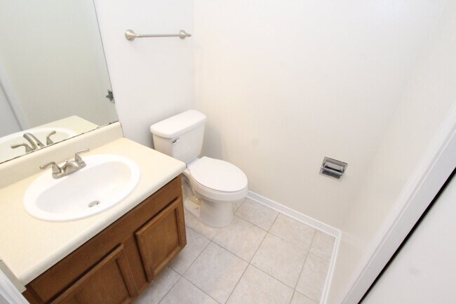Building Photo - Spacious 2BR Apartment Near UWF! Water, Se...
