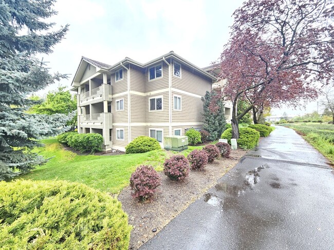 Building Photo - $1,600 - 1 Bed / 1 Bath Gorgeous Condo Unit in University District