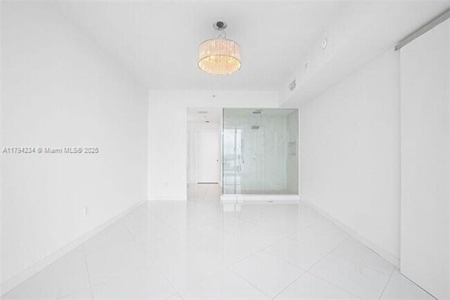 Building Photo - 2020 N Bayshore Dr