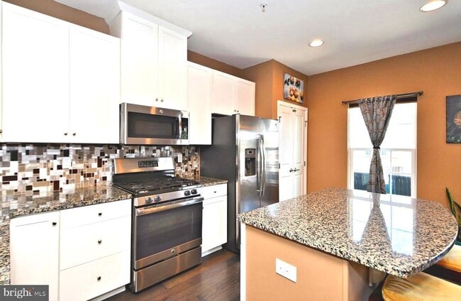 Building Photo - 353 E Hancock St