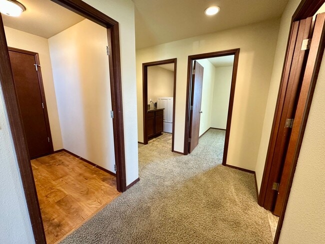 Building Photo - Large 5 Bedroom Home - North of CWU