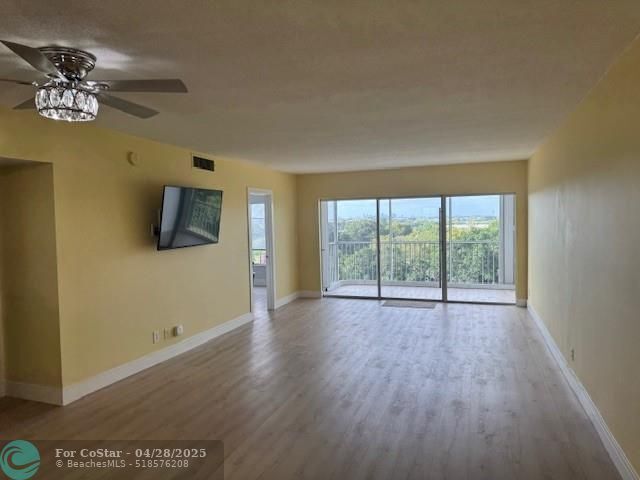 Building Photo - 3150 N Palm Aire Dr
