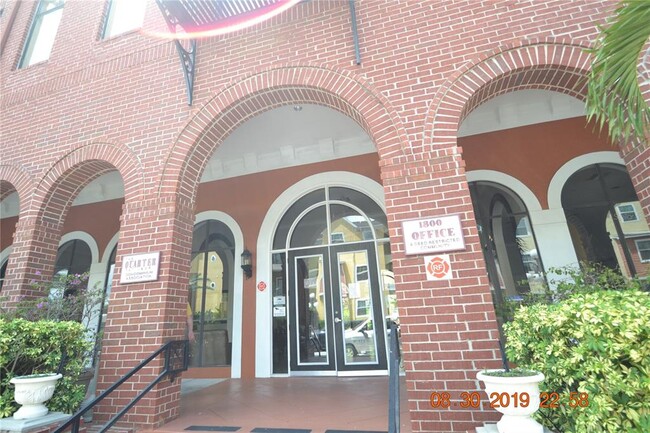 Building Photo - 1810 E Palm Ave