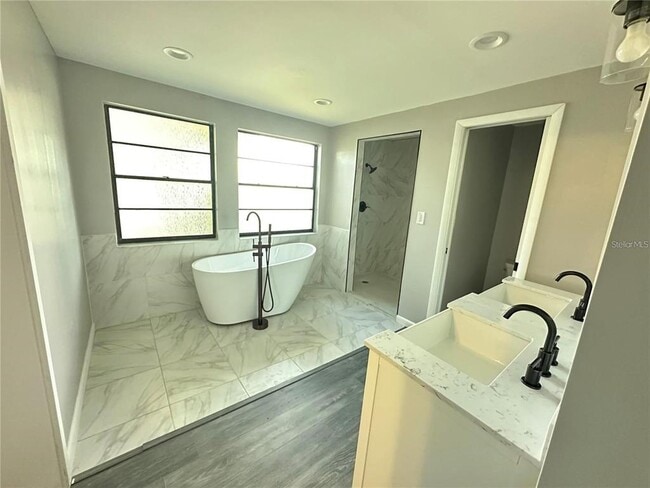 Building Photo - 3606 S Thatcher Ave