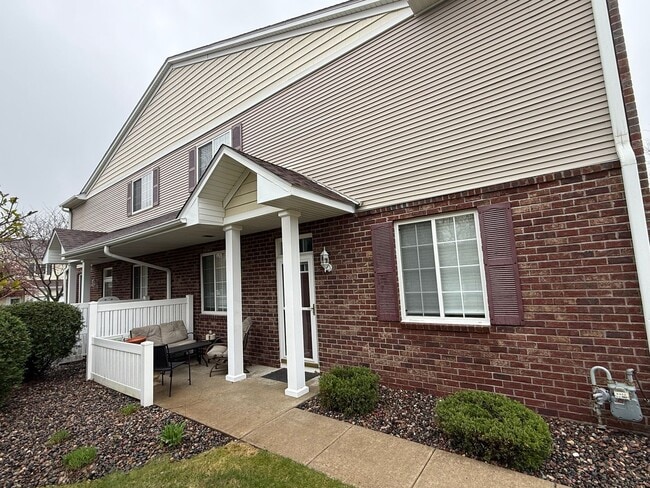 Building Photo - Great 3BR/2BA End Unit Elk River Townhome Available June!