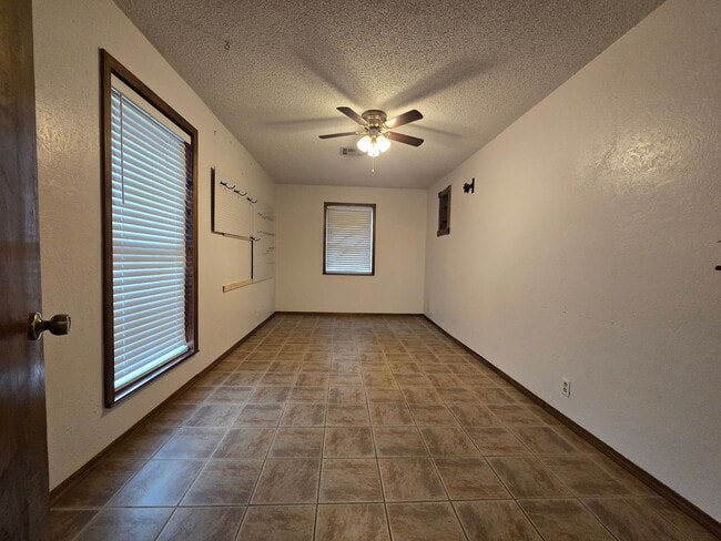 Building Photo - 4 bedroom 2 bath home in Seminole!