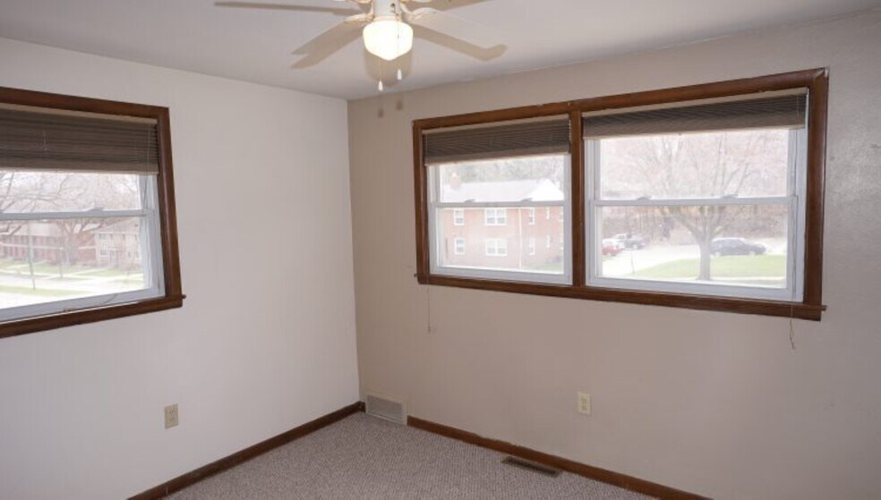 Building Photo - 6420 Lakeview Blvd