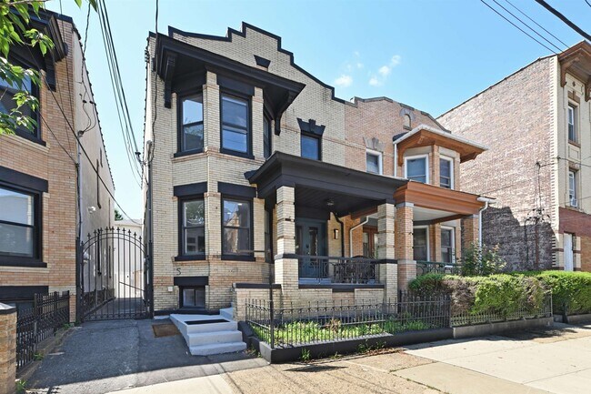 Building Photo - 23 Concord St