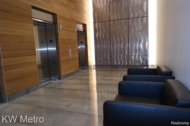 Building Photo - 350 N Main St