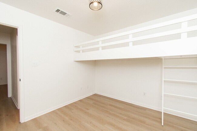 Building Photo - 2 Willow Ct