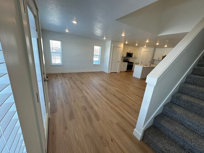 Building Photo - 33 N 460 W