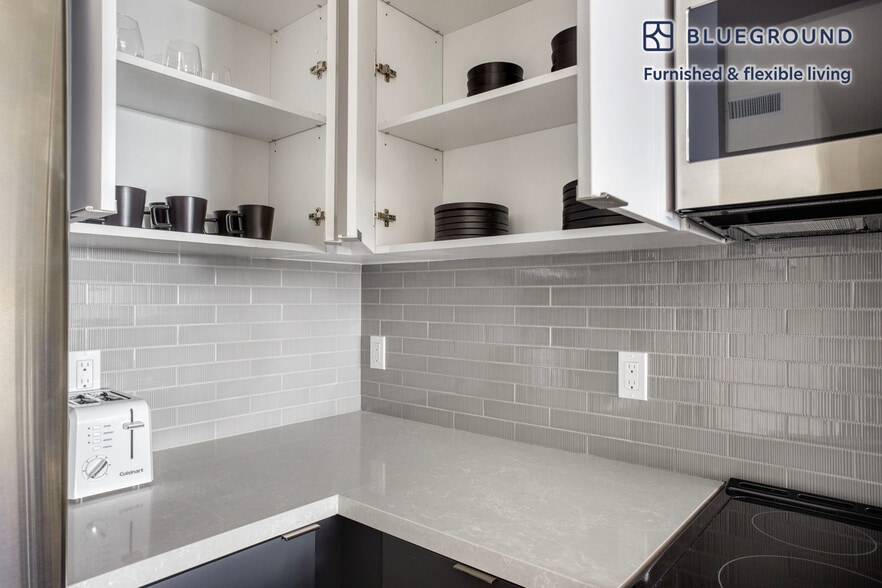 Building Photo - 760 S Serrano Ave