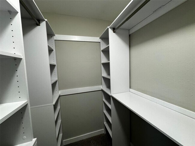 Building Photo - 2425 Ashdale Dr