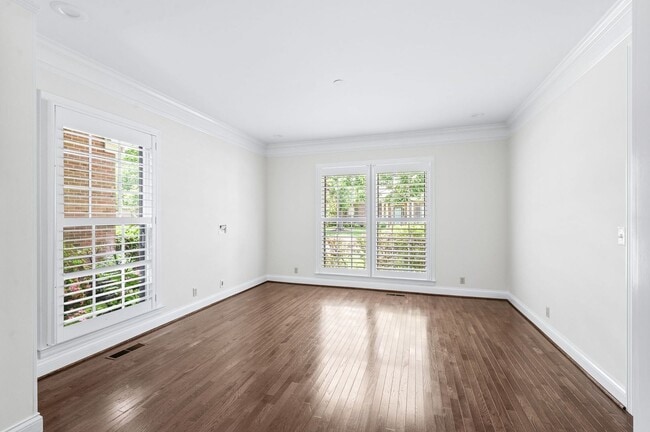 Building Photo - Awesome 3BE/2BA home in the heart of Green...
