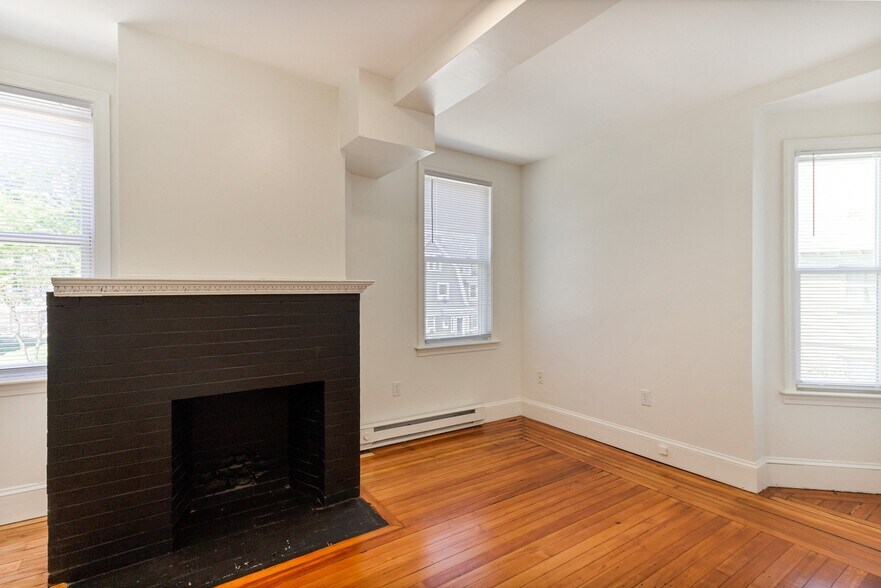 Building Photo - 169 Waterman St