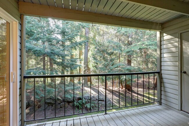 Building Photo - Superb Two Bedroom Renton Condo!  Great Lo...