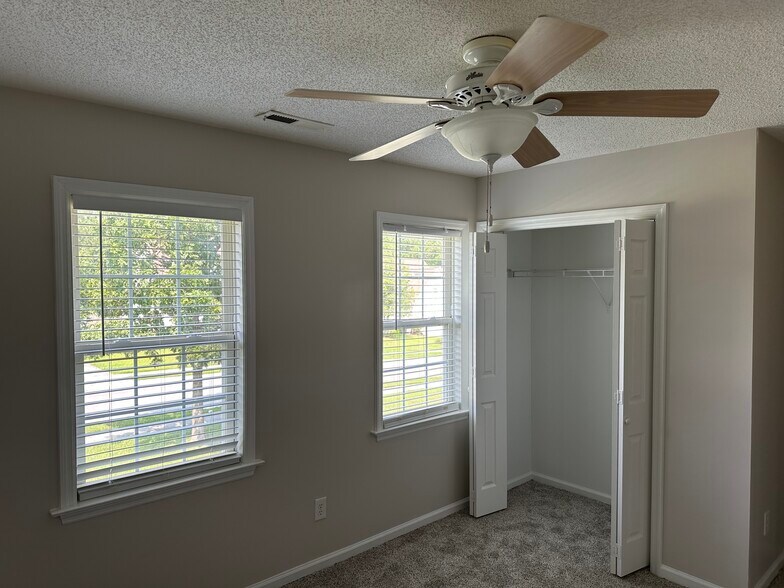 Building Photo - 421 Holly Ln