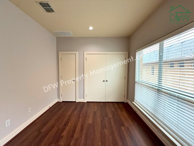 Building Photo - Elegant and Spacious 2-Bedroom Townhome with Rooftop View in Dallas