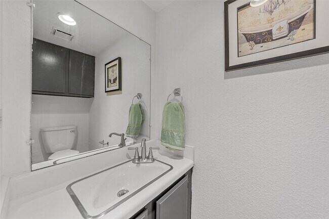 Building Photo - 6738 Eastridge Dr