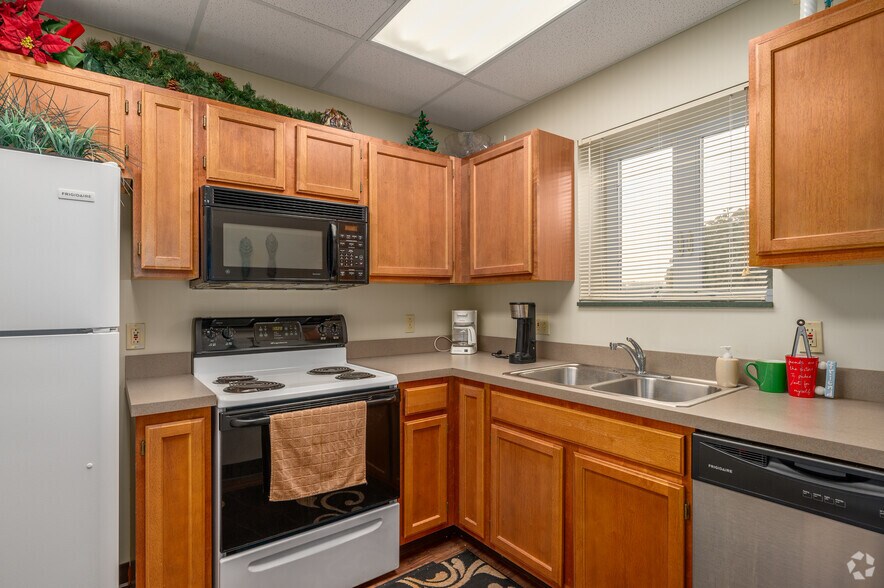 Primary Photo - Oak Hill Village Apartments