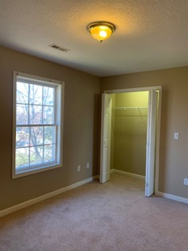 Building Photo - 4 Bedroom 3 Bath Townhouse in Batchelor He...