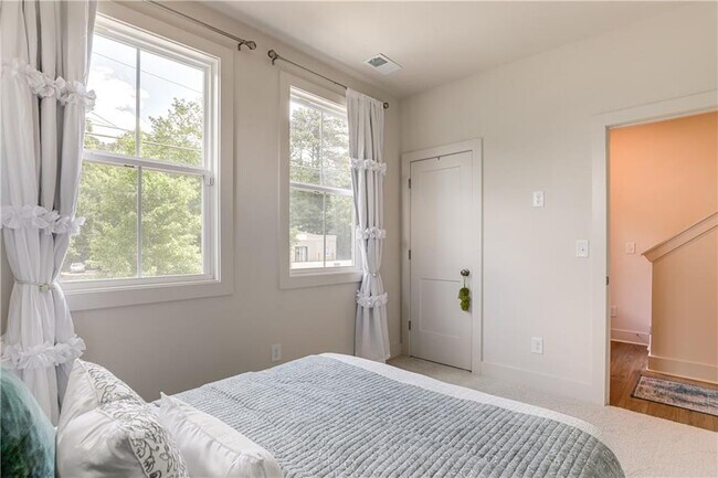 Building Photo - 1390 Cozy Cir SE