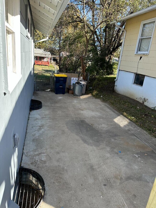 Building Photo - 4551 Lister Ave