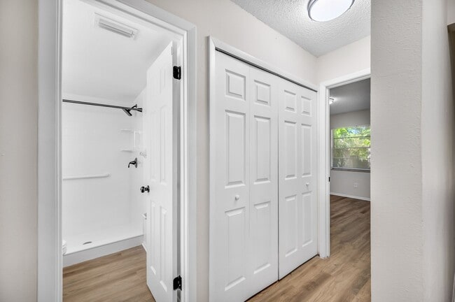 Building Photo - Renovated Apartment in the Heart of Carollwood
