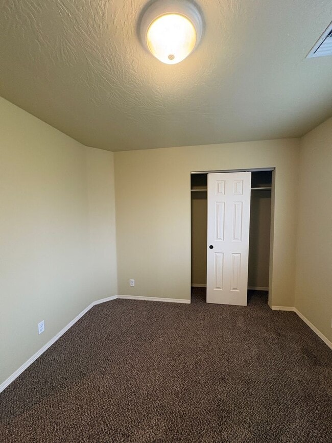 Building Photo - 3 Bedroom Duplex on Bailey Hill Rd