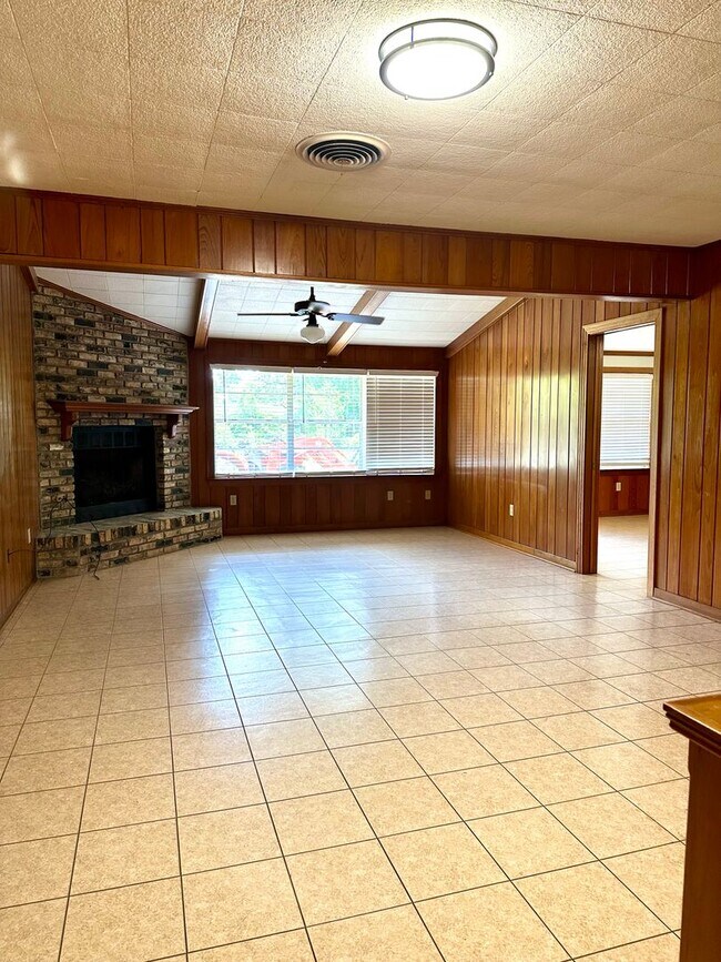 Building Photo - MOVE IN SPECIAL!!!! Charming 3-Bedroom, 2-Bathroom, 2,200 Sq. Ft. Home in Broadmoor Subdivision