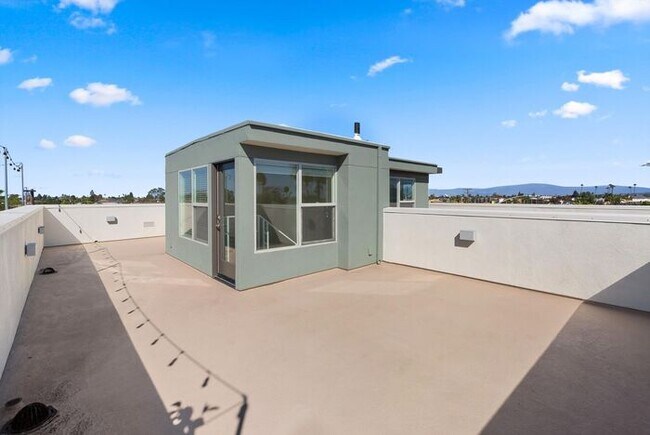 Building Photo - Superior Point