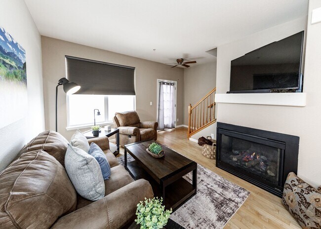 Building Photo - Fully Furnished Downtown 2 Bed, 4 Bath Executive Townhouse