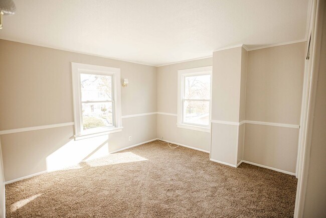 Building Photo - Beautiful three bedroom spacious house wit...