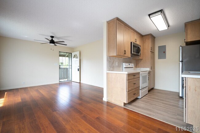 Building Photo - Available Now! 2 BD / 1 BA / 2 Parking sta...