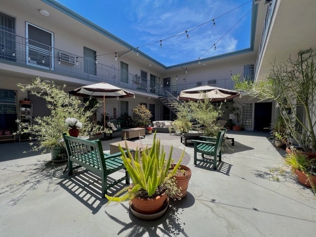 Building Photo - 1152 N Poinsettia Pl