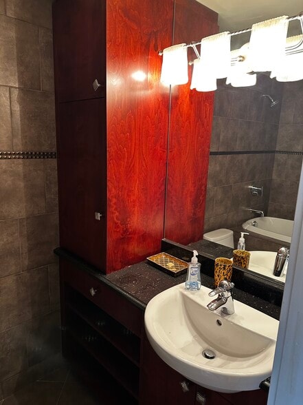 Master Bath - 1625 Larimer St