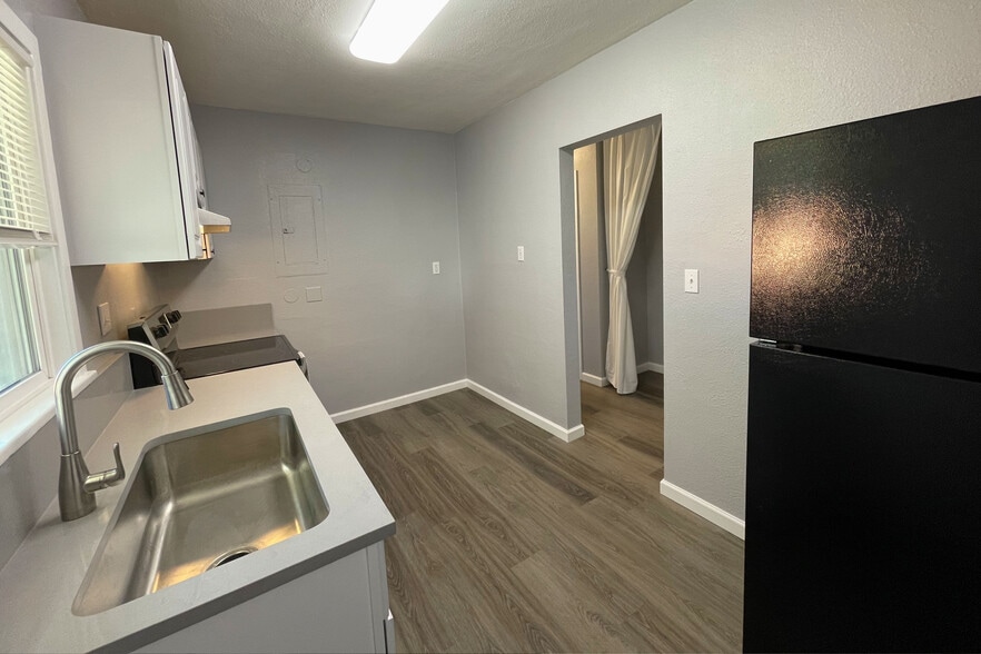 Building Photo - 2102 W 28th St