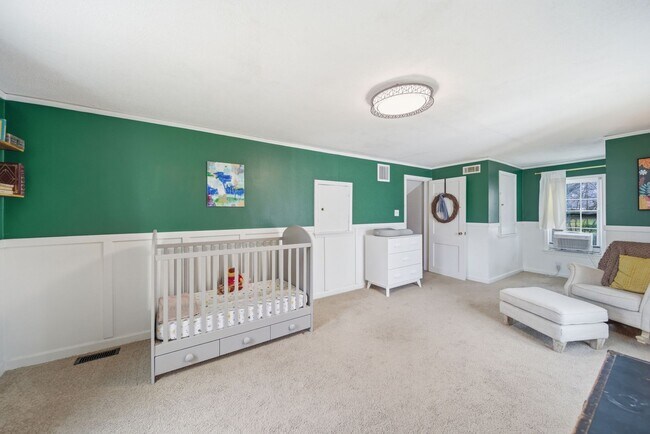 Building Photo - Charming Midtown bungalow just minutes from downtown!