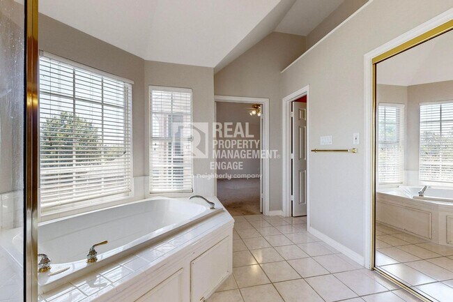 Building Photo - Elegant 5-Bedroom Home for Rent in Prime C...