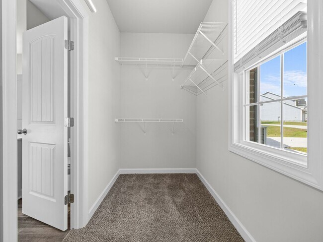 Building Photo - Towne Pointe Beauty!